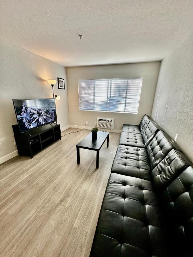Entire Apartment + Parking Los Angeles Exterior photo